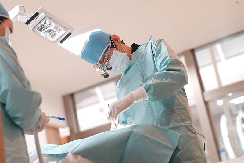 深い汚れがある場合は外科的治療を行う