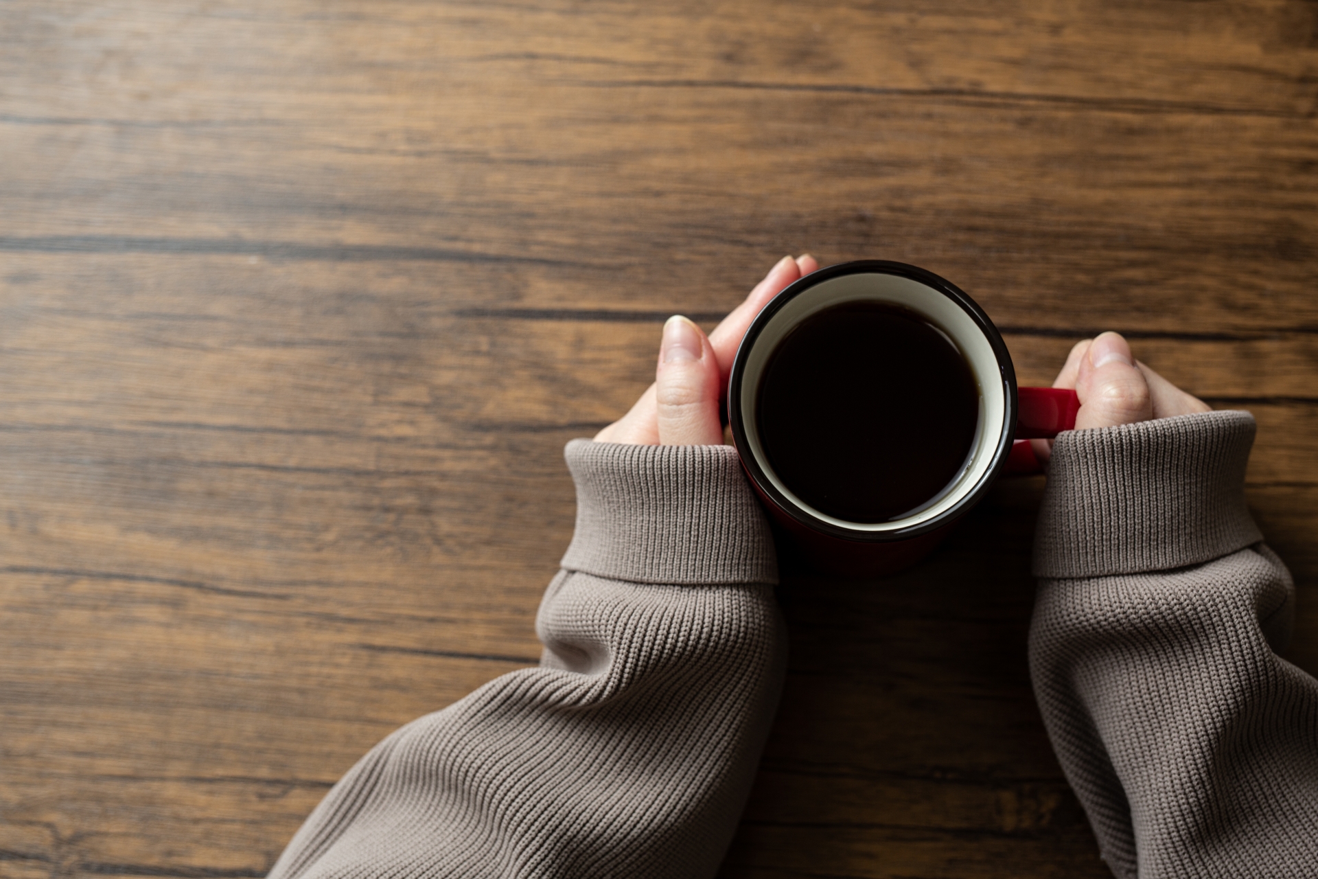 【十三の歯医者でホワイトニング】歯が黄ばむ原因は？着色しやすい飲食物